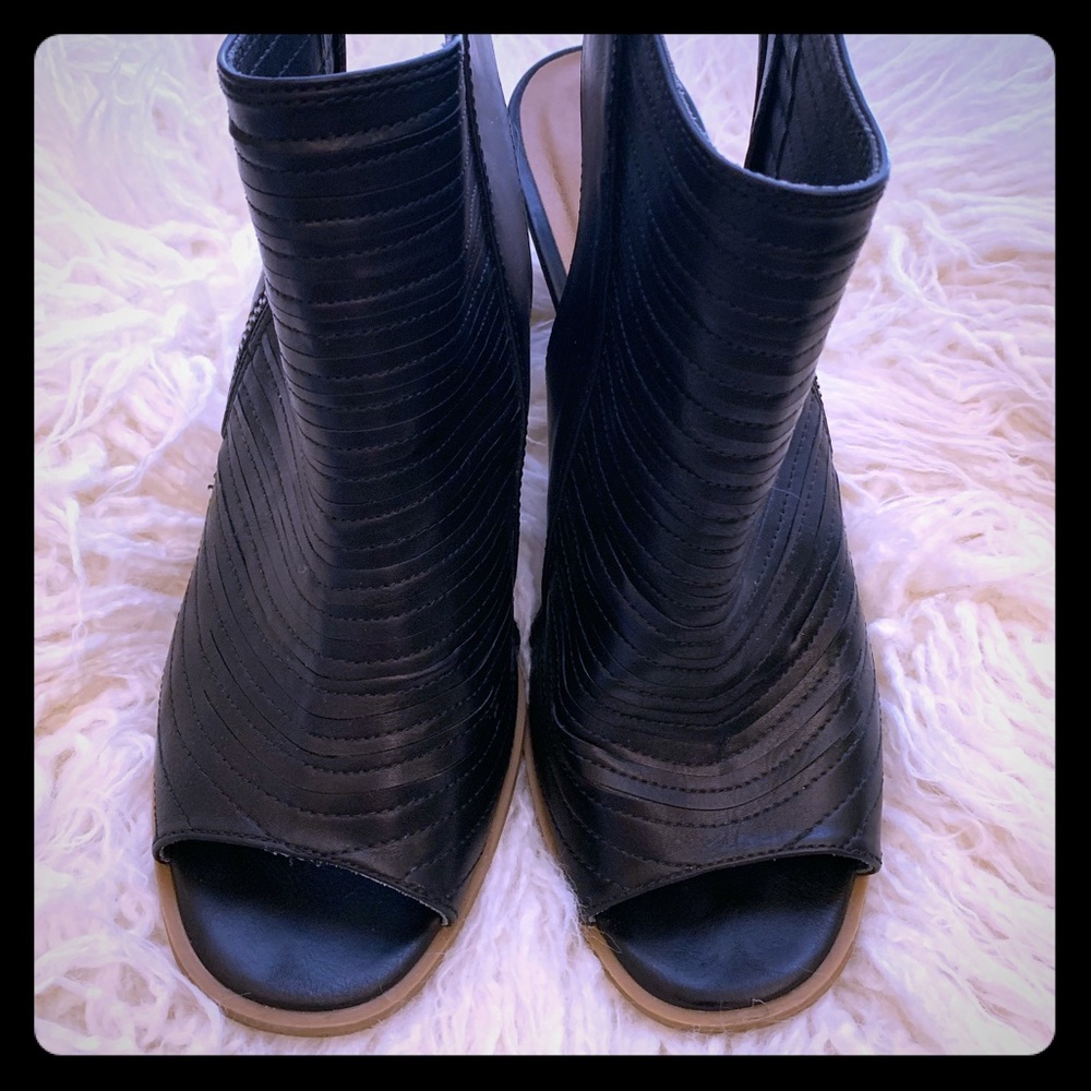 Peep Toe Bootie~Black